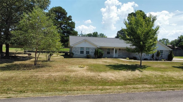 ranch-style house featuring a front yard