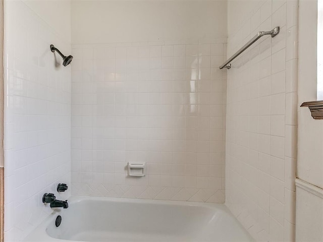 bathroom with tiled shower / bath