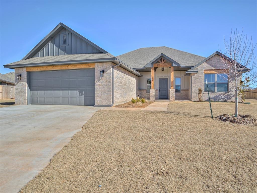 view of front facade featuring a garage and a front lawn