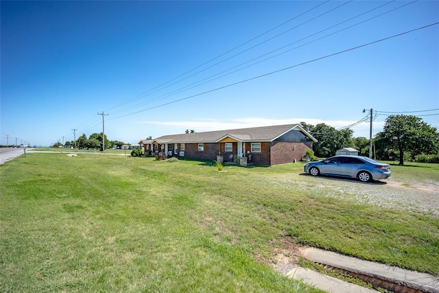 single story home with a front lawn