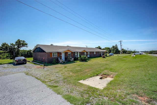 single story home with a front yard