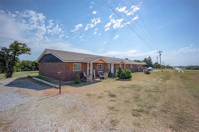 ranch-style house featuring a front yard