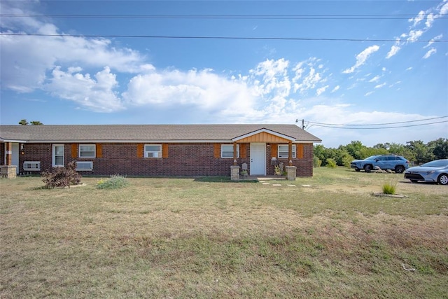 ranch-style home featuring a front lawn