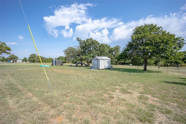 view of yard featuring a storage unit