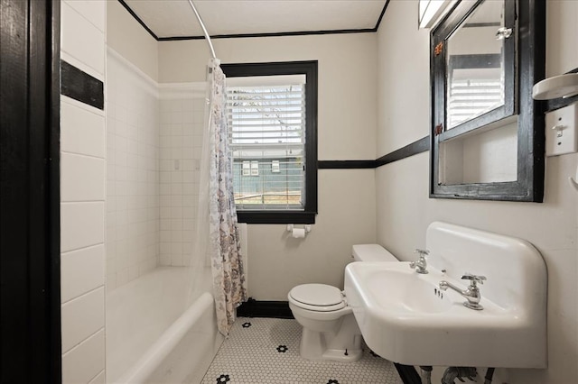 full bathroom featuring tile patterned floors, toilet, shower / bathtub combination with curtain, and sink