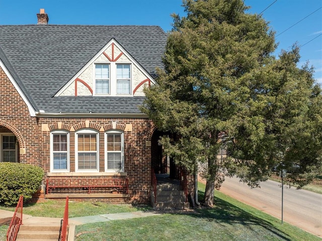 view of front facade featuring a front lawn