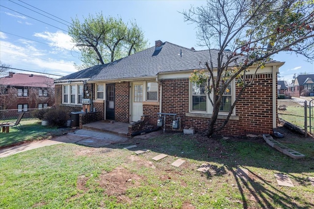 view of front of property with a front lawn