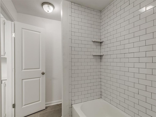 bathroom featuring tiled shower / bath