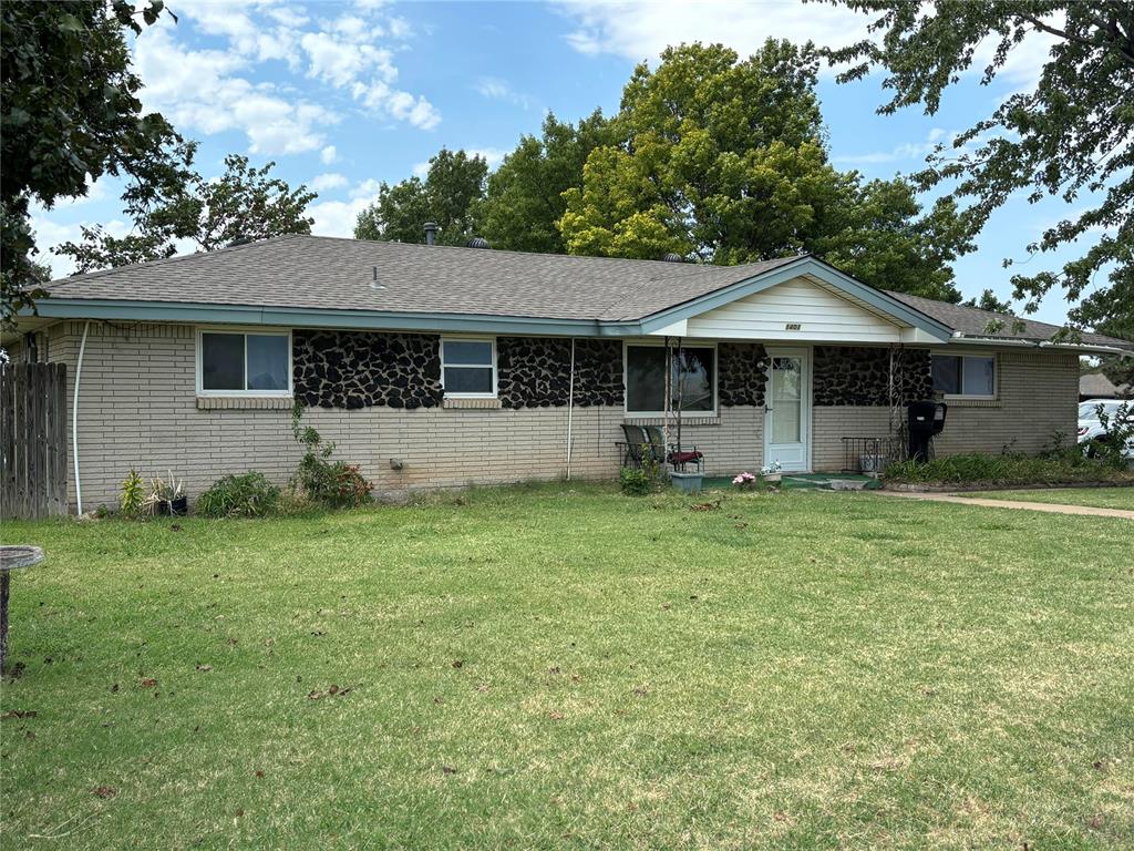 ranch-style home featuring a front lawn