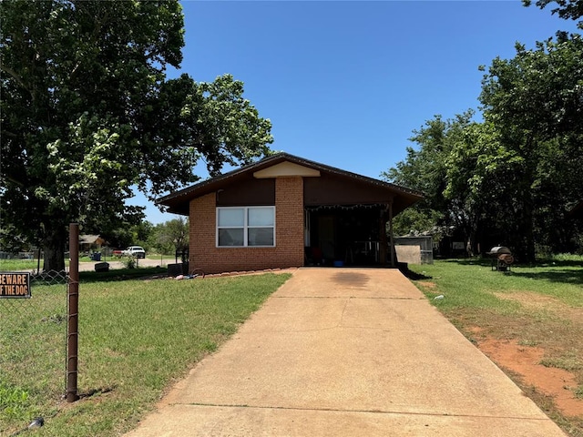 view of front facade featuring a front yard