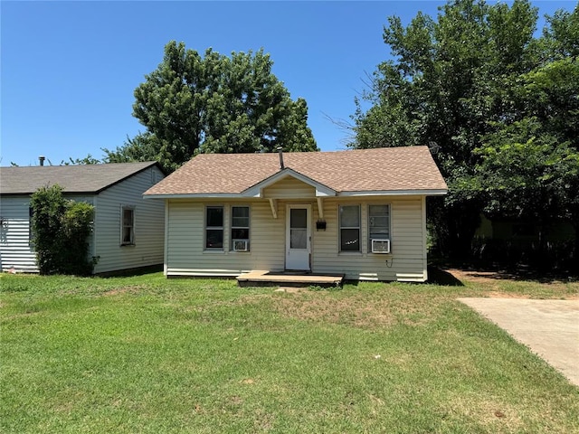 view of front of house featuring a front lawn