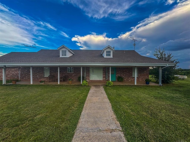 view of front of house with a front lawn