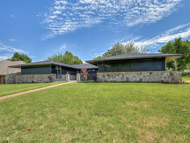 ranch-style home featuring a front yard