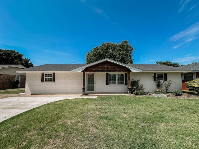 ranch-style home featuring a front lawn