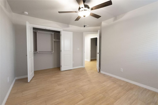 unfurnished bedroom featuring light wood-style flooring, a closet, ceiling fan, and baseboards