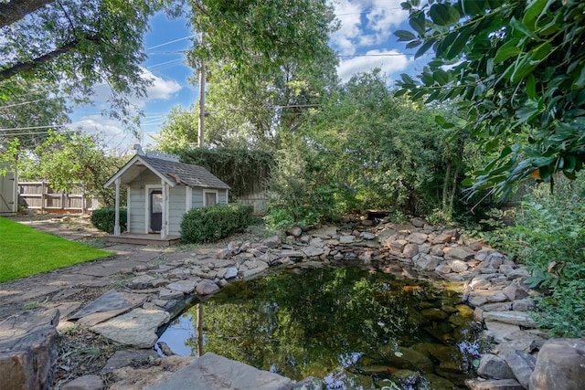 view of yard featuring a storage shed