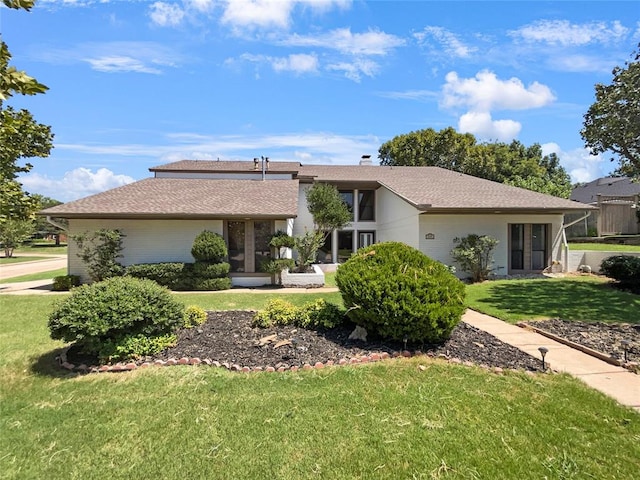 ranch-style home featuring a front lawn