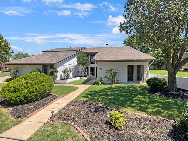 ranch-style house featuring a front yard