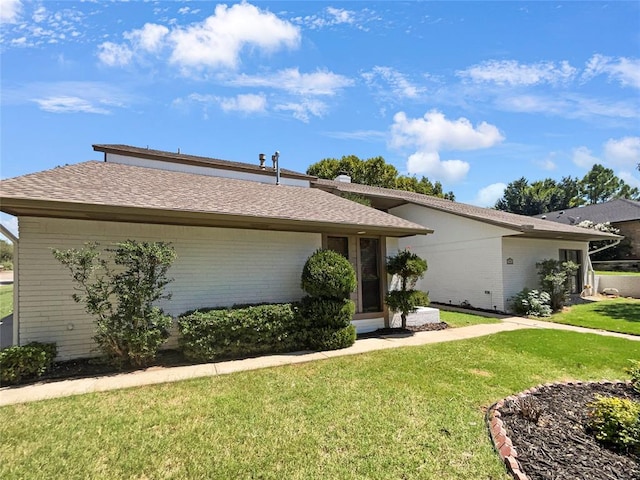 ranch-style house featuring a front lawn