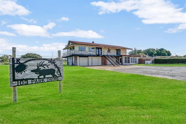 view of front of property featuring a front yard and a garage