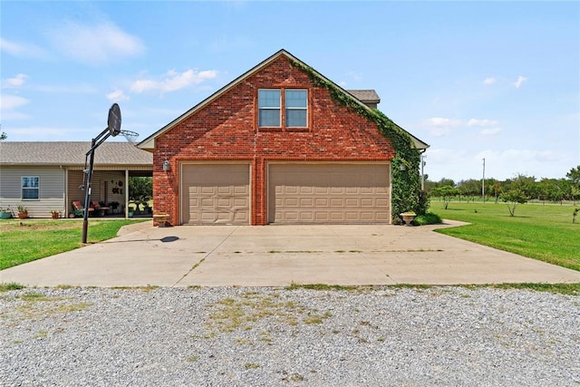 view of front facade featuring a front yard and a garage