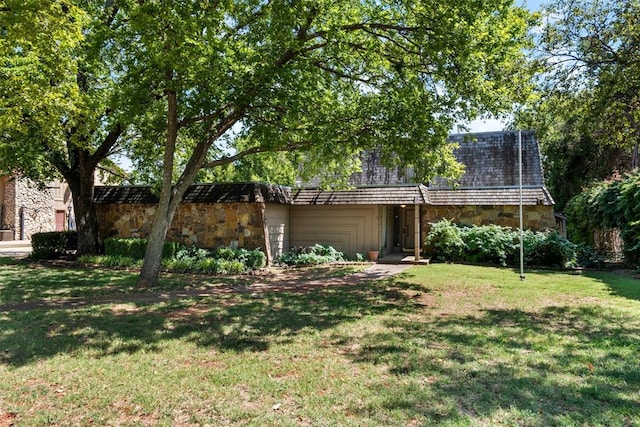 single story home featuring a front yard