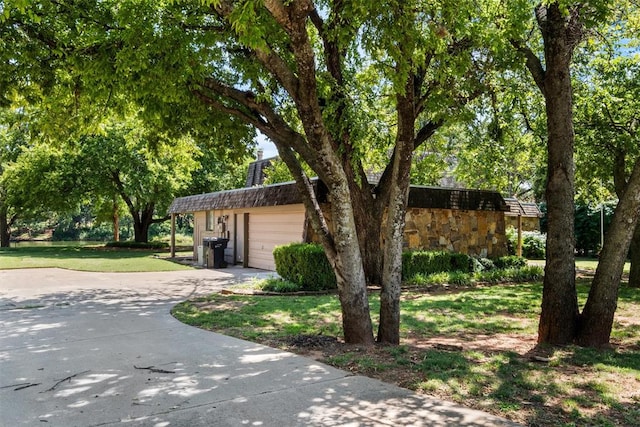 view of front facade with a garage and a front yard