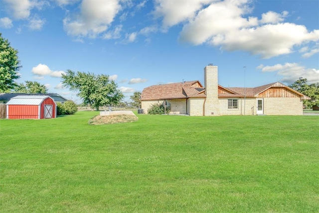 view of yard with an outbuilding