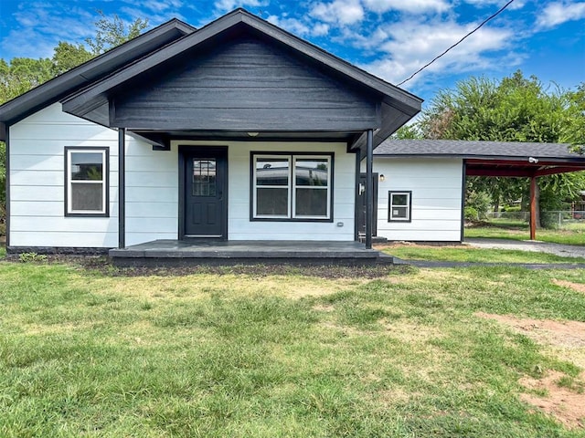 view of front of property featuring a porch and a front yard