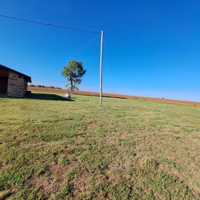 view of yard featuring a rural view