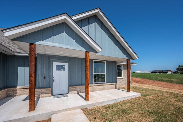 view of front of house featuring covered porch and a front lawn