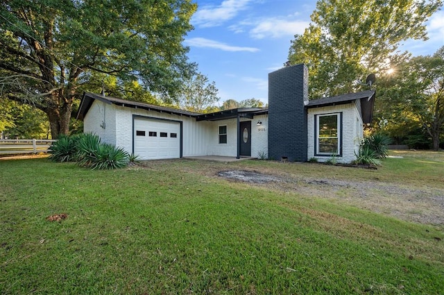 view of front of home featuring a garage and a front yard