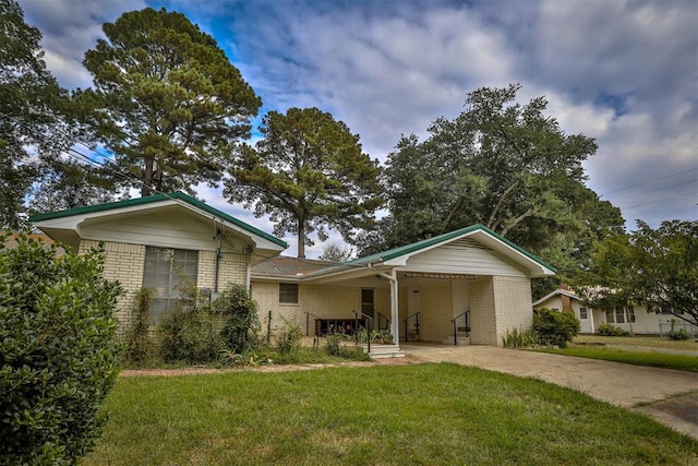 view of front facade with a front yard