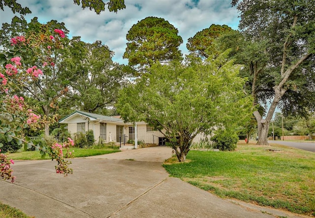 view of front of house featuring a front yard