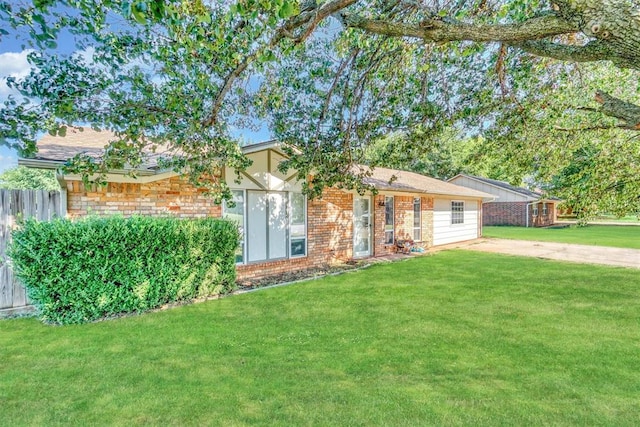 ranch-style home featuring a front lawn