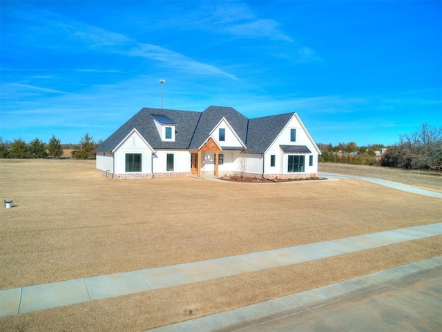 view of modern farmhouse style home