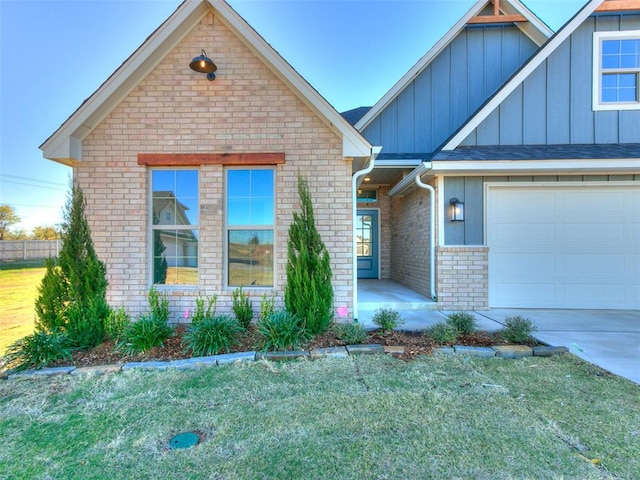 view of front facade featuring a front yard