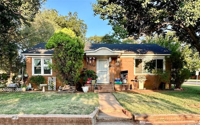 view of front of house with a front lawn