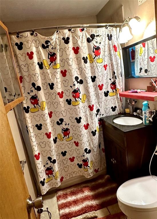 full bathroom with shower / bath combination with curtain, vanity, and toilet