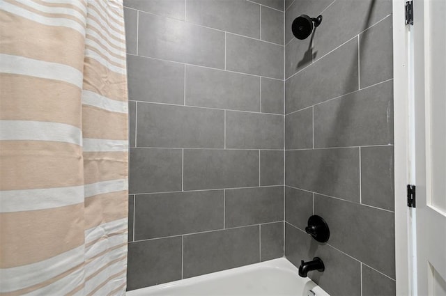 room details with shower / tub combo with curtain