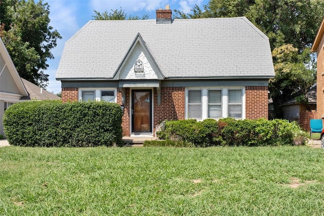 view of front facade featuring a front lawn