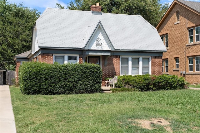 view of front of house featuring a front lawn