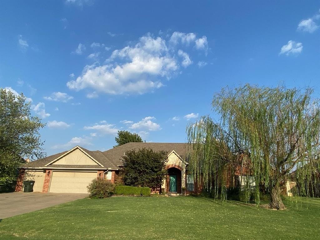 view of front of home featuring a front yard and a garage