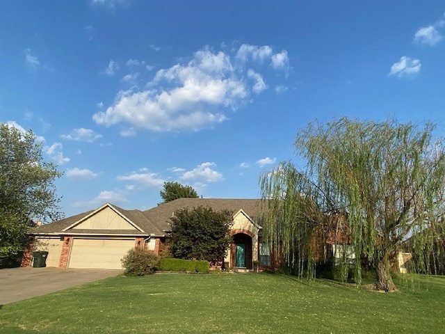 8039 Lindsay Ln, Edmond, OK 73025 - view of front of home featuring a front yard and a garage