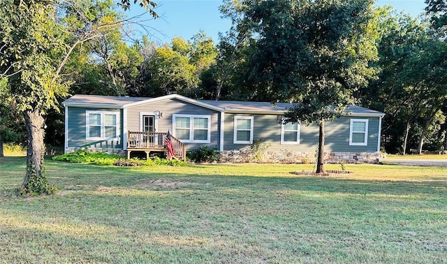 view of front facade featuring a front yard