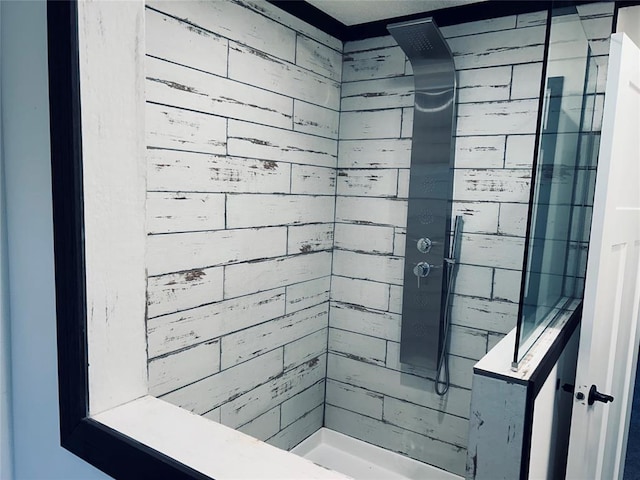 bathroom featuring a tile shower