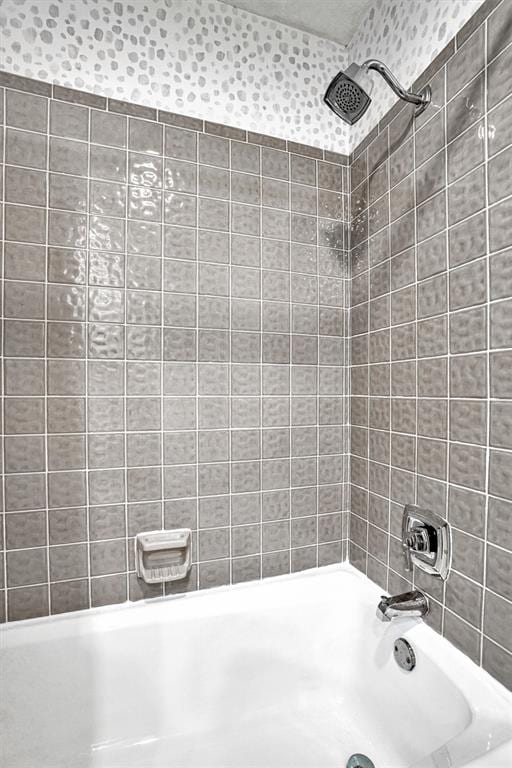 bathroom featuring tiled shower / bath