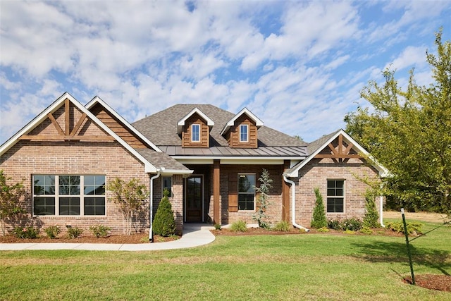 craftsman house featuring a front yard