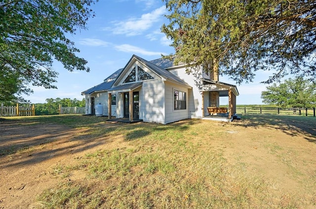 view of front of property featuring a front yard