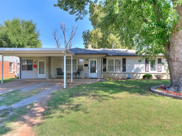 ranch-style house featuring a front lawn and a carport